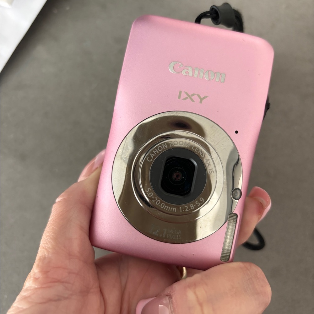 Canon IXY 200F FOR PARTS / NOT WORKING